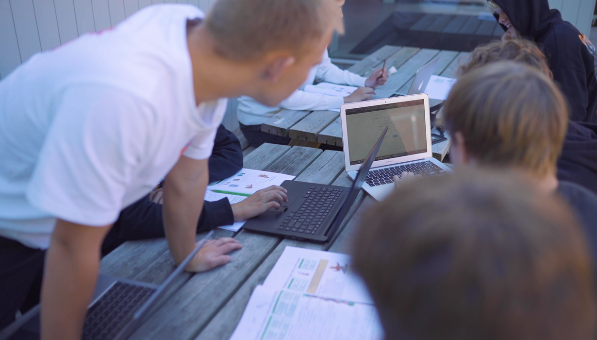 Timeline.00 03 22 15.Still021